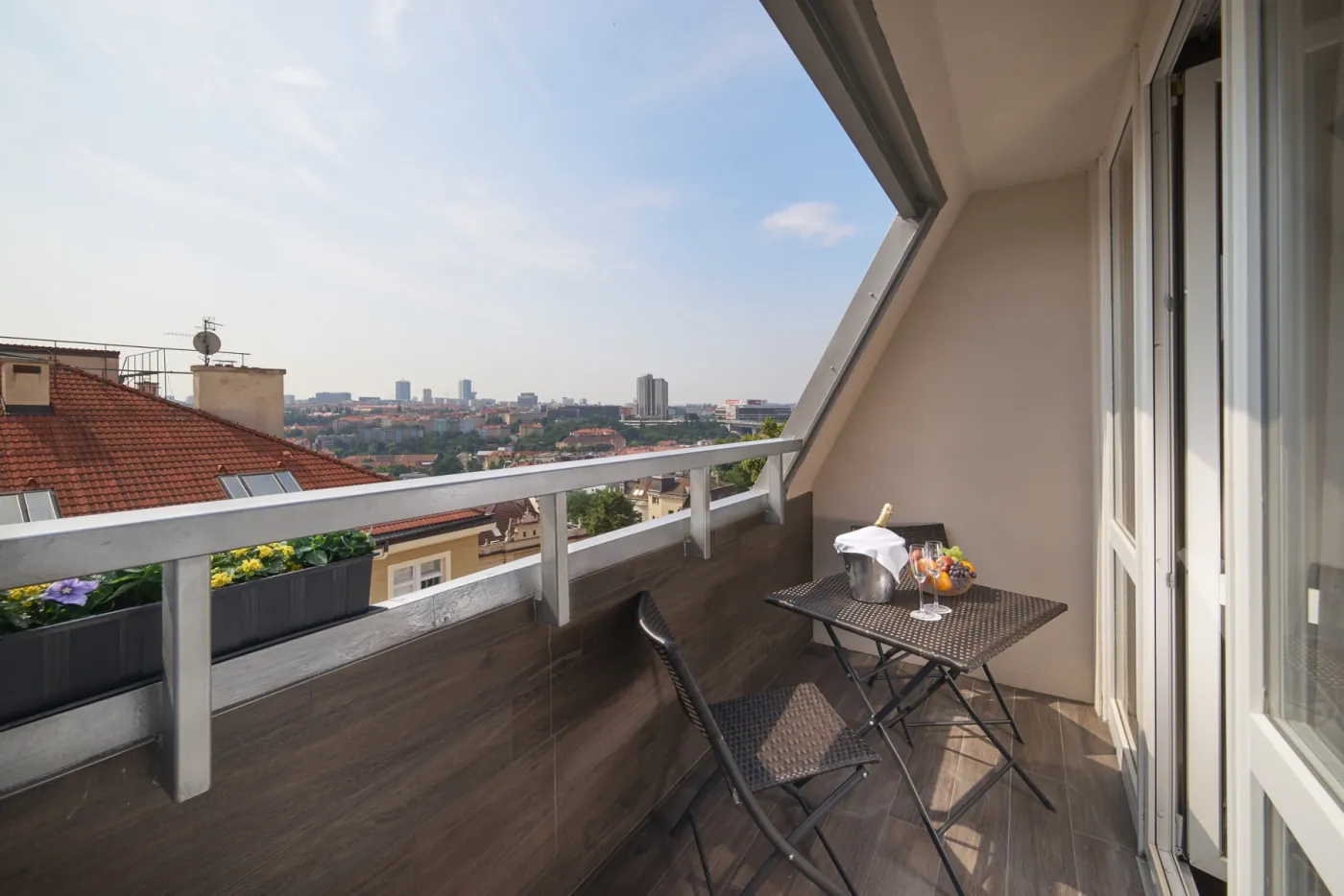 Výhled na pražské střechy z balkonu hotelu Ametyst
