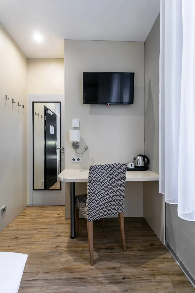 Pracovní stůl v moderním pokoji Hotelu Ametyst Prague